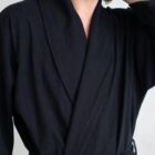 Meestehommikumantel_must_1820x1920_haruu_eestidisain_linane_hommikumantel_mugav_hommikumantel