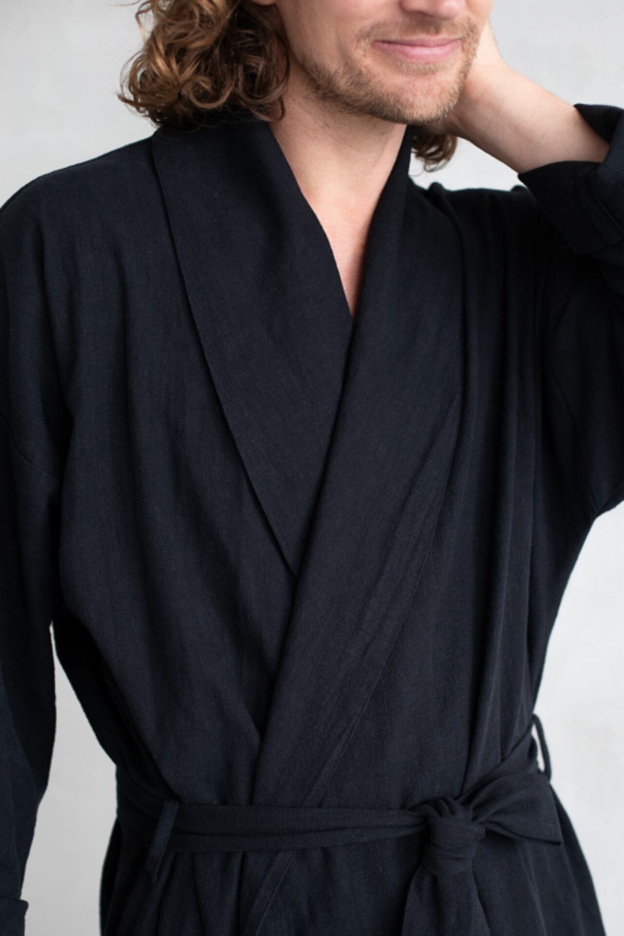 Meestehommikumantel_must_1820x1920_haruu_eestidisain_linane_hommikumantel_mugav_hommikumantel