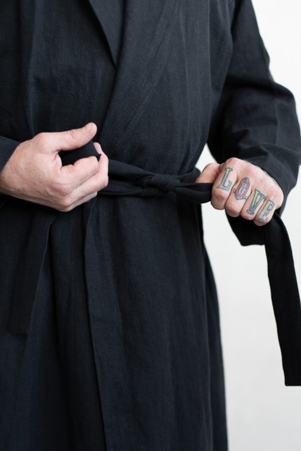 Meestehommikumantel_must_1820x1920_haruu_eestidisain_linane_hommikumantel_mugav_hommikumantel