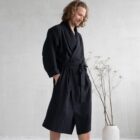 Meestehommikumantel_must_haruu_eestidisain_linane_hommikumantel_mugav_hommikumantel