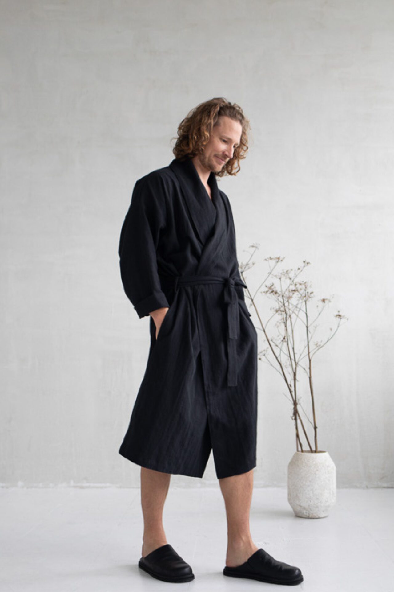 Meestehommikumantel_must_1820x1920_haruu_eestidisain_linane_hommikumantel_mugav_hommikumantel_4 Meestehommikumantel_must_haruu_eestidisain_linane_hommikumantel_mugav_hommikumantel